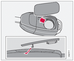 Replacing the battery in the remote key